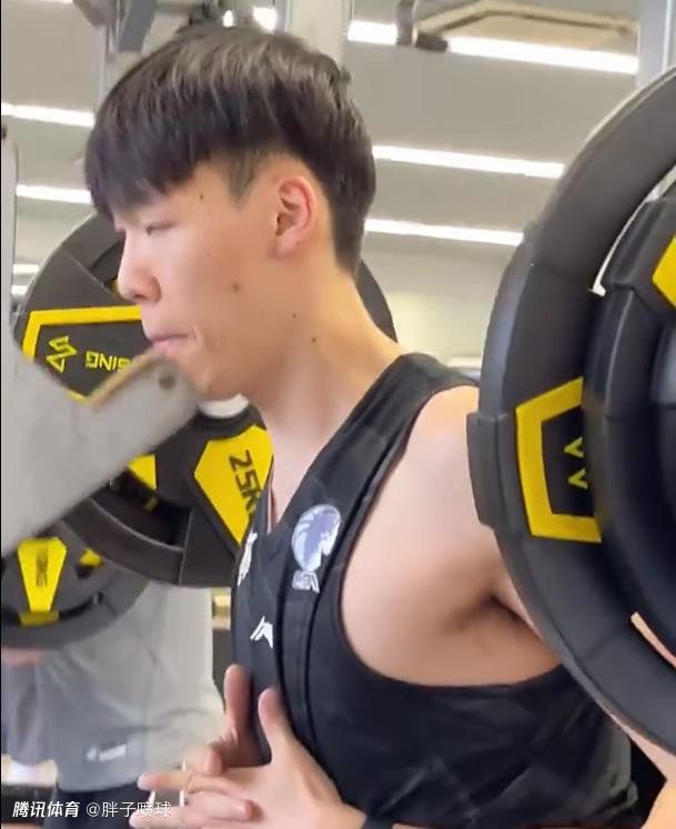 上一集穿过的战袍上一届奥斯卡最佳男演员获奖电影《至暗时刻》也曾在内地上映，票房3730万，相比之下，《波西米亚狂想曲》成绩高出不少